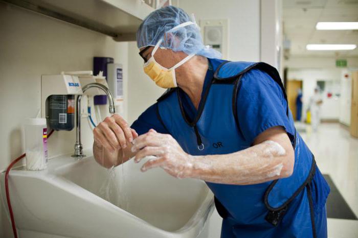 В каких случаях проводят гигиеническую обработку рук, а в каких – обработку рук хирургов?