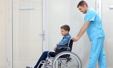 Опубликован закон о бесплатном пребывании родителей с детьми-инвалидами в стационаре